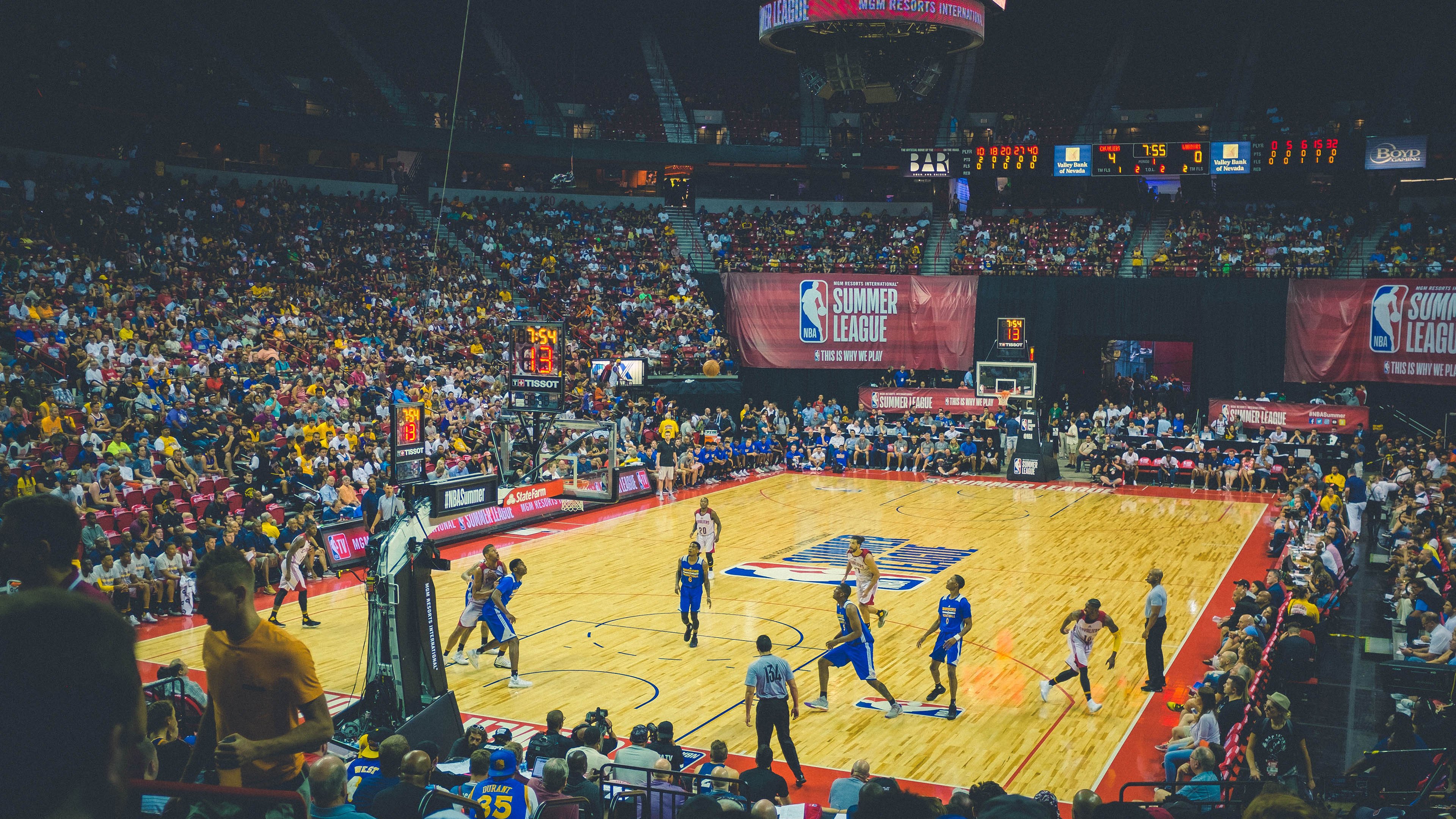 湖人压哨战胜雷霆,抢七大战中詹姆斯锁死对手,湖人如何应对詹姆斯伤停