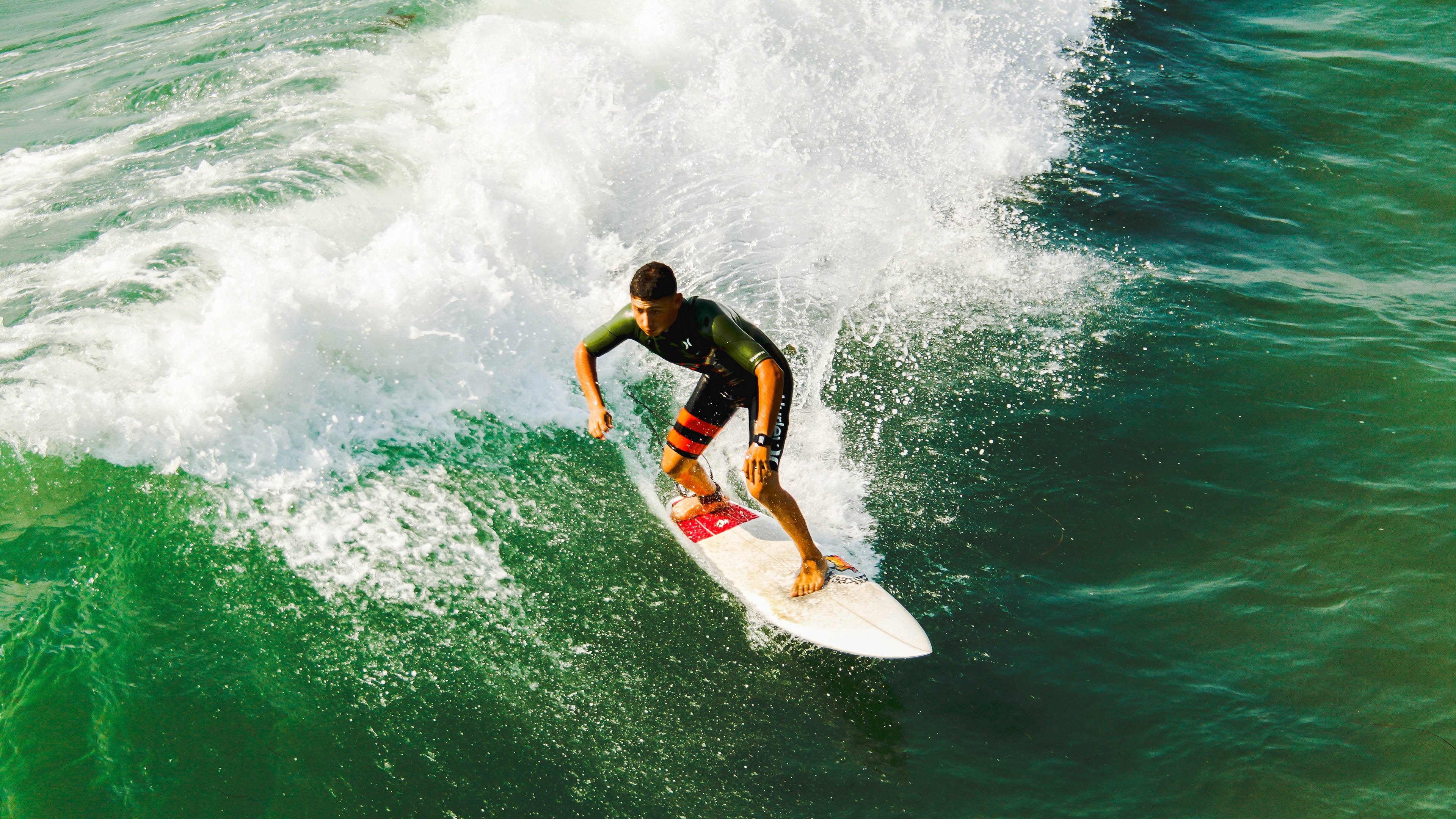 阿根廷队在足球比赛中取得激动人心的胜利,阿根廷球队踢球